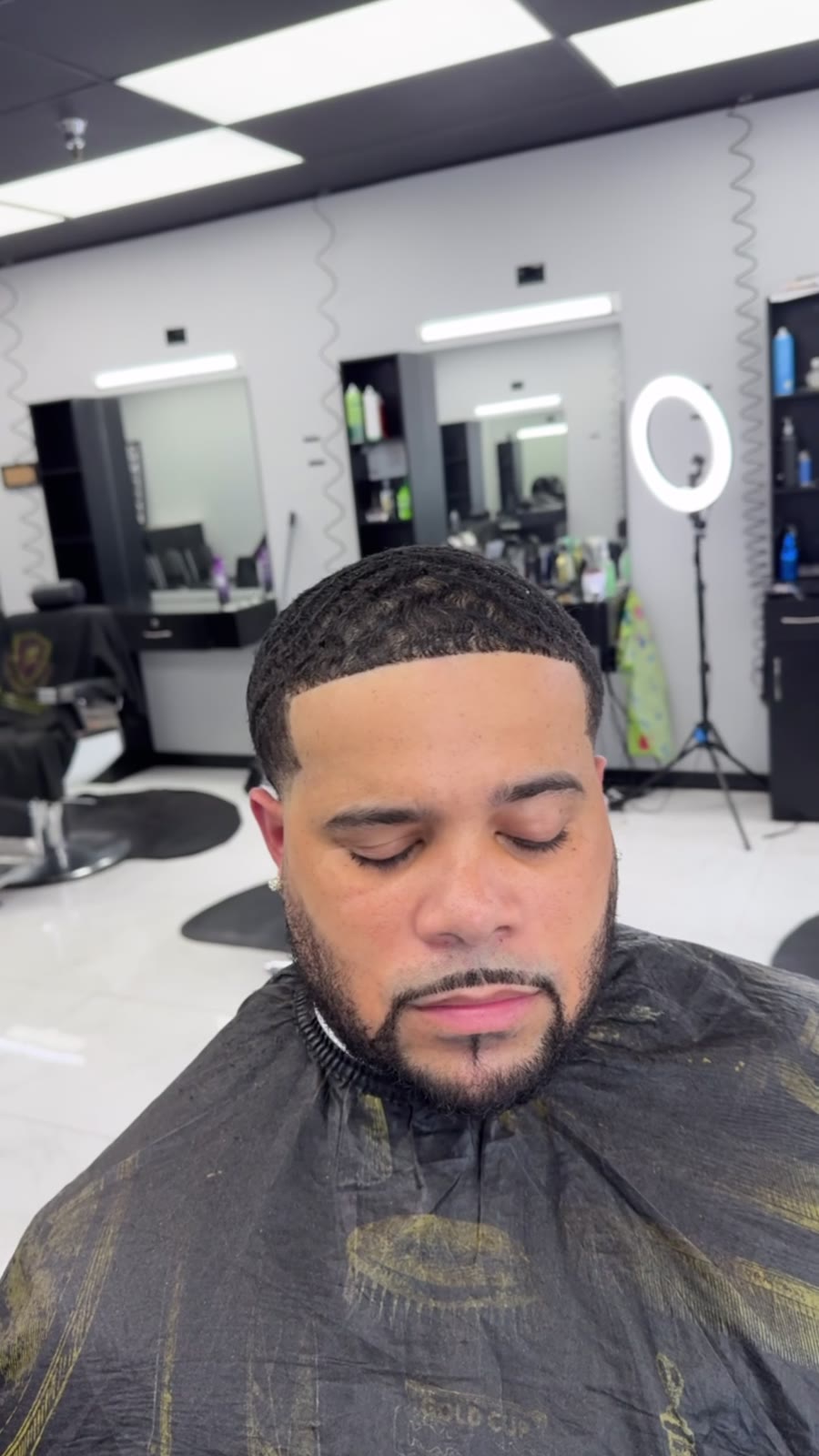Sharp front line-up with waves and a shaped beard